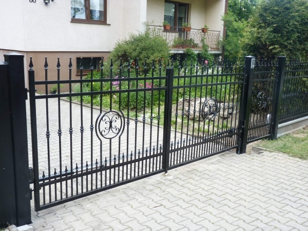 ogrodzenie kute motyw rozeta \"winiowski\" zagszczone