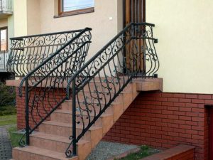 Balustrada z gładkimi profilami przy schodach zewnętrznych