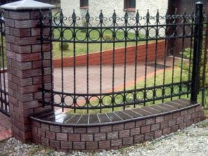 Nowoczesne ogrodzenie stalowe z wbudowaną furtką