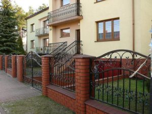 Zestaw ogrodzeniowy stalowy przy budynku mieszkalnym