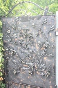 Ozdobna rozeta kuta z motywem liści