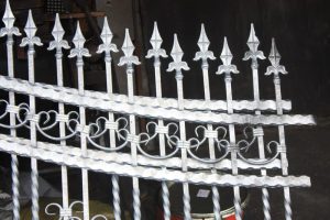 Kuty grot stalowy z dekoracyjnym zakończeniem