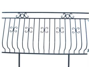 Balustrada z motywem X wykonana ze stali