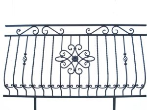 Balustrada o klasycznym wyglądzie z kutymi detalami