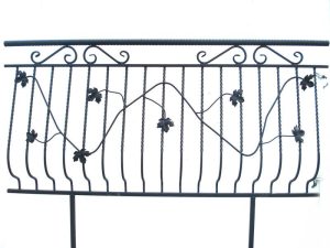 Balustrada z minimalistycznym profilem przy podłodze