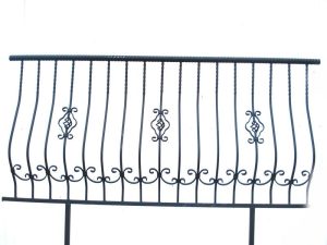 Schodowa balustrada ze stali i drewnianym pochwytami