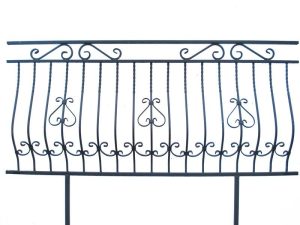 Balustrada balkonowa z gęstym układem tralek