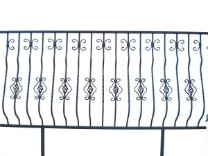 Prosta balustrada tarasowa ze stalowym pochwytami