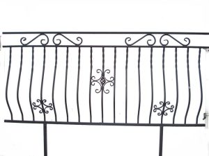 Współczesna balustrada z lakierowanej stali na szaro