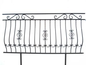 Balustrada z poziomych linek stalowych i słupków