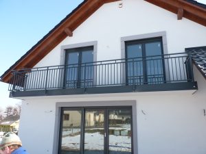 Balustrada tarasowa z kwadratowych profili stalowych