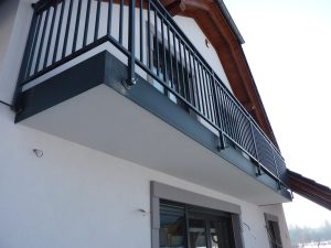 Balustrada o pionowej siatce stalowej