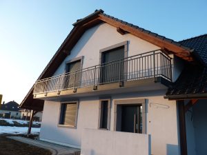 Prosta balustrada z szerokim pochwytami stalowym