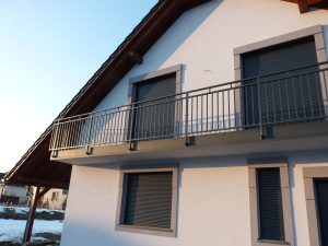 Taras z balustradą z grubych stalowych prętów