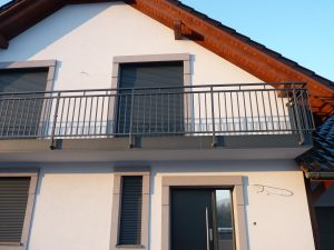 Balustrada o gładkim wykończeniu i lakierze proszkowym