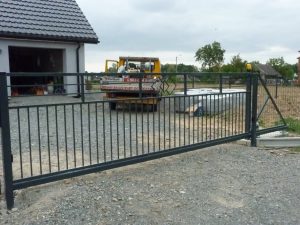 Minimalistyczne ogrodzenie stalowe w kolorze antracytowym