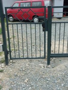 Segmentowe ogrodzenie stalowe z ukrytymi mocowaniami