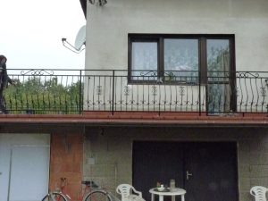 Schody z balustradą z rur stalowych w układzie industrialnym