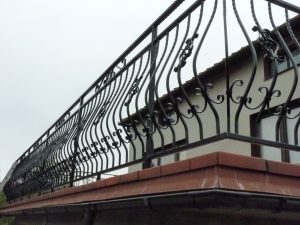 Balkon z estetyczną balustradą z poziomych listew