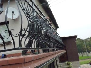 Zewnętrzna balustrada z prostym wzorem i pionowymi słupkami