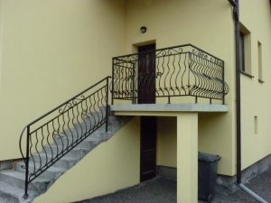 Nowoczesna balustrada stalowa z poziomymi profilami