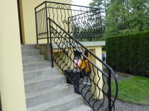 Balustrada balkonowa z czarnych rur stalowych