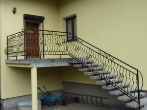 Balustrada ze szkłem i stalową ramą