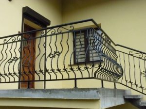 Balustrada z pionowymi tralkami na tarasie