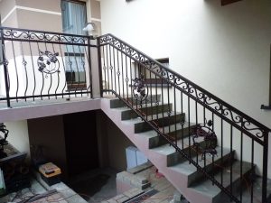 Wewnętrzna balustrada z malowanej stali i drewnianym poręczem