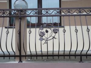 Balustrada balkonowa z poziomych listew