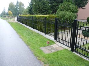 Stalowa brama dwuskrzydłowa z geometrycznym wzorem