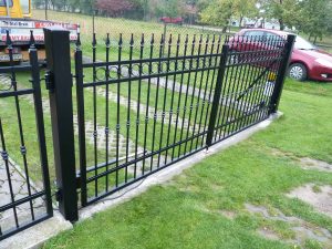 Ogrodzenie z grubych profili stalowych w układzie pionowym