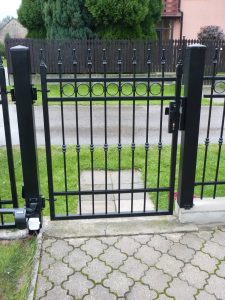 Ogrodzenie z profili stalowych montowane na słupkach betonowych