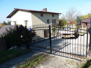 Brama stalowa z symetrycznymi panelami i listwą dekoracyjną