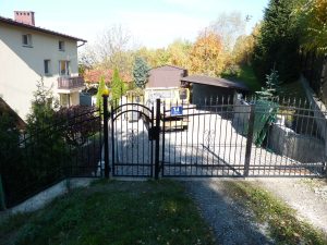 Wysokie ogrodzenie stalowe z zabudowaną dolną częścią