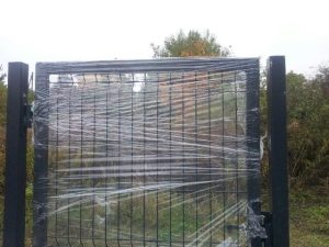 Ogrodzenie stalowe z poziomymi przęsłami i pełną podstawą