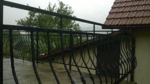 Balkon z ozdobną balustradą stalową