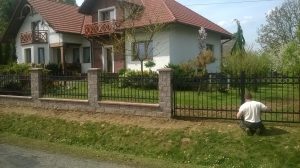 Komplet stalowego ogrodzenia z furtką i słupkami narożnymi