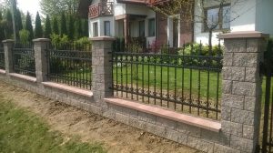 Czarna brama stalowa z zamkiem elektromechanicznym