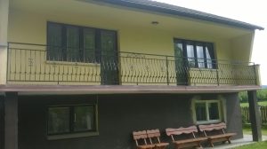 Nowoczesna balustrada tarasowa z poziomym podziałem