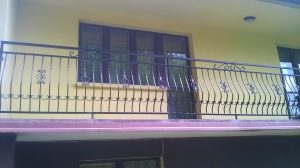 Minimalistyczna balustrada z rurek stalowych