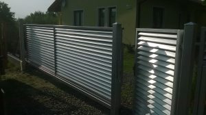 Nowoczesne ogrodzenie stalowe z szerokimi profilami poziomymi