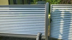 Przęsło ogrodzenia z nieregularnym układem pionowych rur