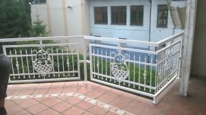 Balustrada schodowa z pionowymi elementami stalowymi