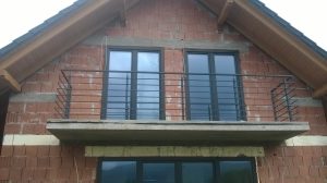 Czarne balustrady stalowe na balkonie mieszkania