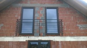 Balustrada tarasowa z niskim stalowym wypełnieniem