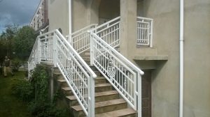 Balustrada z cienkich rurek stalowych w układzie poziomym