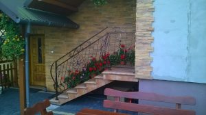 Balustrada o matowym wykończeniu z geometrycznym wzorem