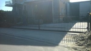 Ogrodzenie stalowe o matowym wykończeniu i ukrytym montażu