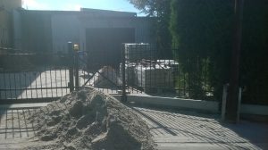 Ogrodzenie stalowe z pionowymi profilami w stylu nowoczesnym